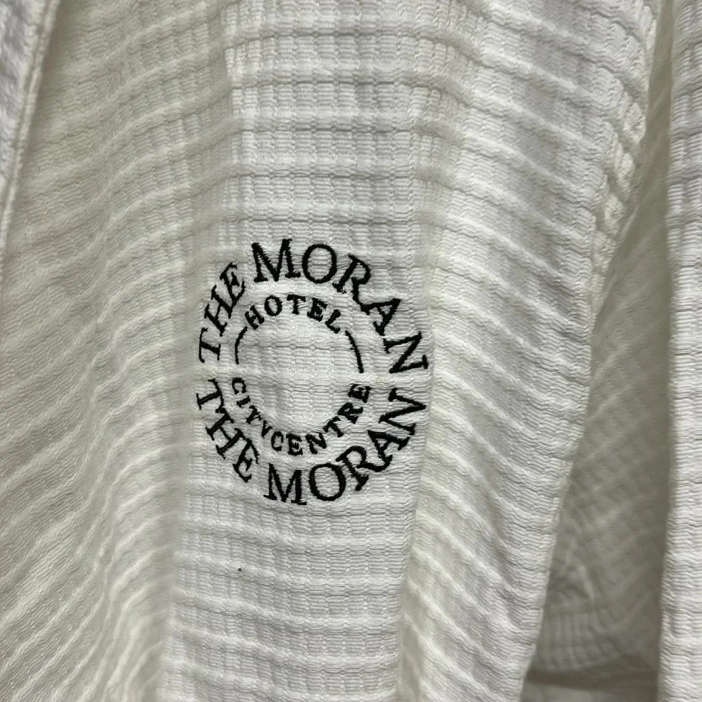 Hotel Bathrobe “The Moran Hotel” with Tie. New - Picture 5 of 7
